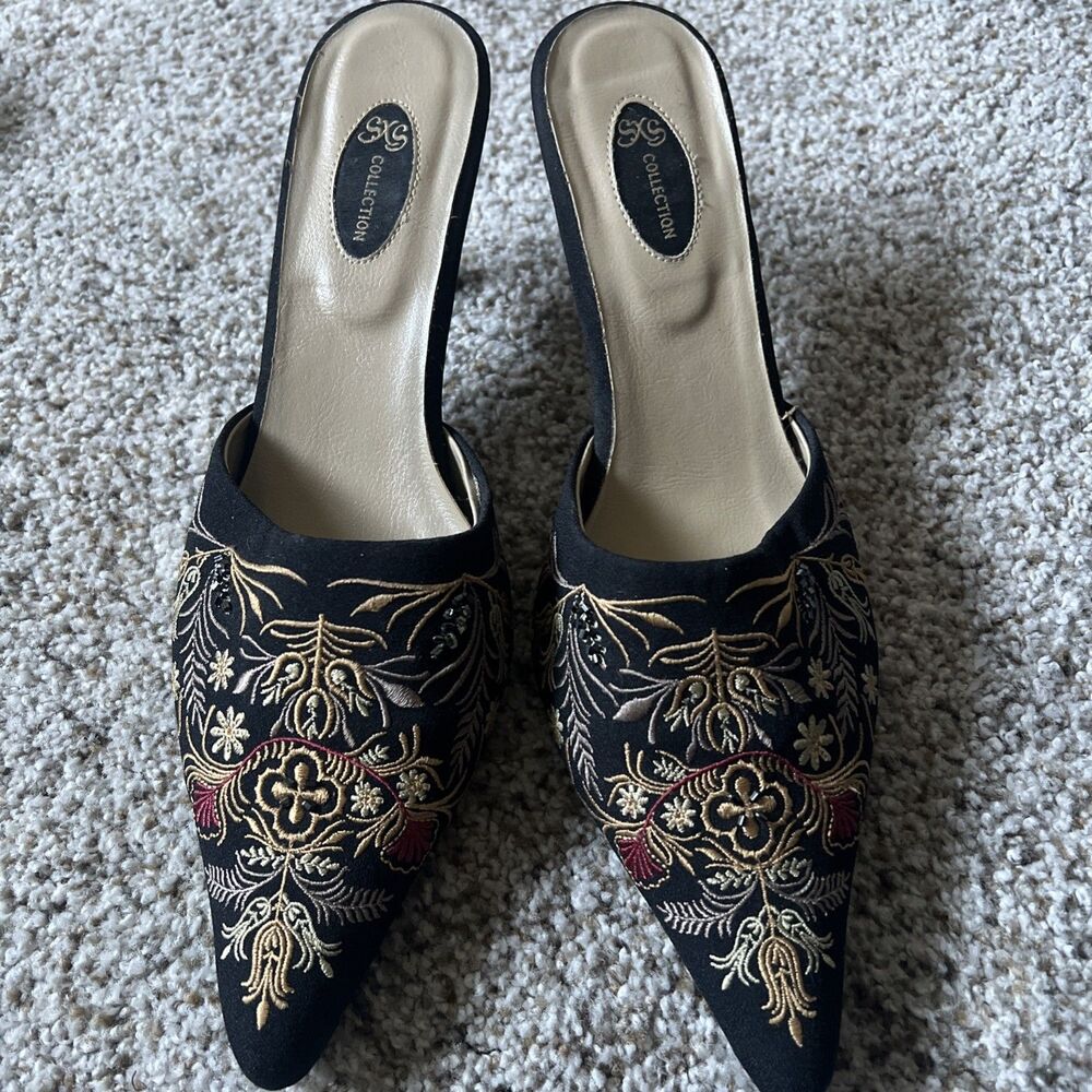 SXS Collection Slip On Mules Heels Black Faux Suede w/Gold Embroidery Sz 10